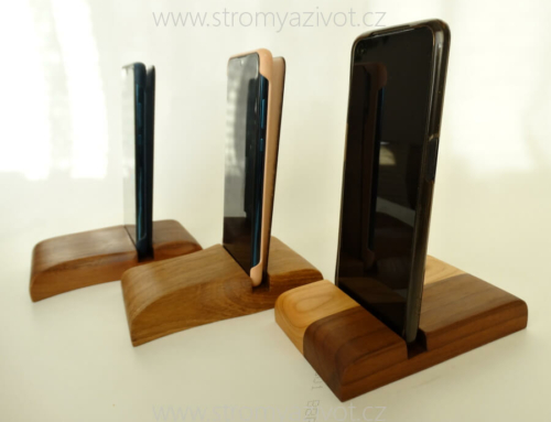 Dřevěné stojánky na mobilní telefony